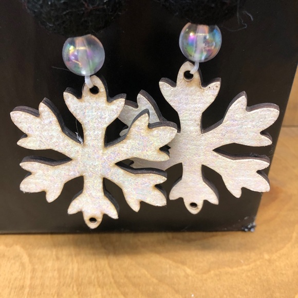 Winter Snowflake Gnome B&W Black White Iridescent Crystal Beads Gift PomPom - Picture 3 of 7